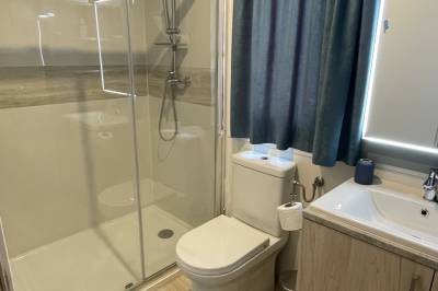 Kúpeľňa so sprchovacím kútom a toaletou, Villa Adela, Pirovac