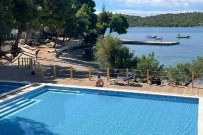 Bazén pri ubytovaní, Villa Adela, Pirovac