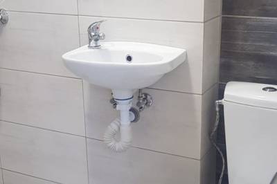 Kúpeľňa so sprchovacím kútom a toaletou, Ubytovanie Oslany, Oslany
