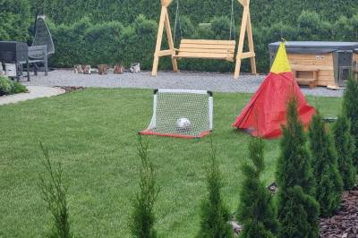 Upravený trávnik s futbalovým ihriskom a záhradnou hojdačkou, Ubytovanie Oslany, Oslany