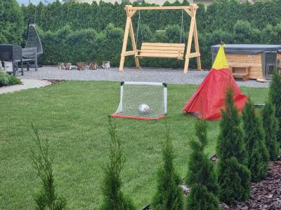 Upravený trávnik s futbalovým ihriskom a záhradnou hojdačkou, Ubytovanie Oslany, Oslany