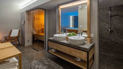 Kúpeľňa s otvorenými sprchami a saunou, Drevenica Medovka, Liptovský Mikuláš