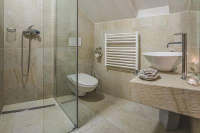 Dvojlôžková izba s balkónom - kúpeľňa so sprchovacím kútom a toaletou, Villa Flora, Liptovská Sielnica
