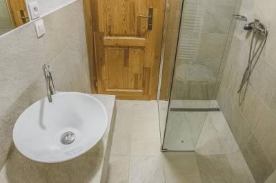 Dvojlôžková izba Komfort - kúpeľňa so sprchovacím kútom a toaletou, Villa Flora, Liptovská Sielnica