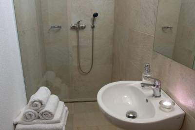 Apartmán Classic - kúpeľňa so sprchovacím kútom, Villa Flora, Liptovská Sielnica
