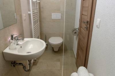 Apartmán Classic - kúpeľňa so sprchovacím kútom a toaletou, Villa Flora, Liptovská Sielnica