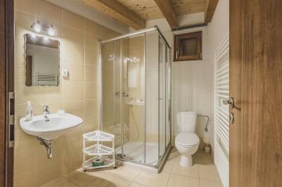 Apartmán mezonet Dependance - kúpeľňa so sprchovacím kútom a toaletou, Villa Flora, Liptovská Sielnica