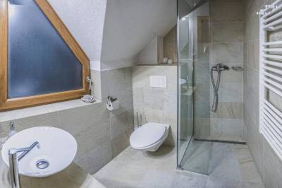 Kúpeľňa so sprchovacím kútom a toaletou, Villa Flora, Liptovská Sielnica