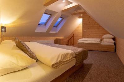 Apartmán mezonet Premium - spálňa s manželskou posteľou,1-lôžkovou posteľou a prístelkou, Villa Flora, Liptovská Sielnica