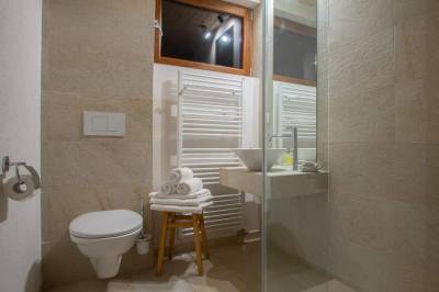 Kúpeľňa so sprchovacím kútom a toaletou, Villa Flora, Liptovská Sielnica