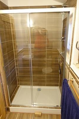 Kúpeľňa so sprchovacím kútom Džadek, Drevenice Živčáková, Korňa