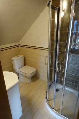 Kúpeľňa so sprchovacím kútom a toaletou Panoček, Drevenice Živčáková, Korňa