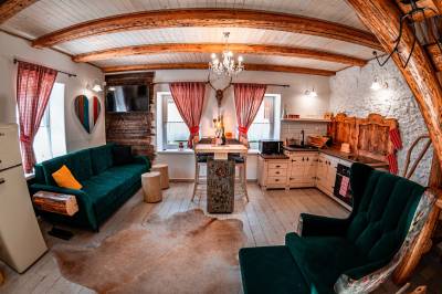 Obývačka s rozkladacím gaučom prepojená s plne vybavenou kuchyňou, Chalets Dedinky, Dedinky