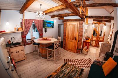 Plne vybavená kuchynka s jedálenským stolom a kúpeľňa s vaňou v apartmáne u Janika, Chalets Dedinky, Dedinky