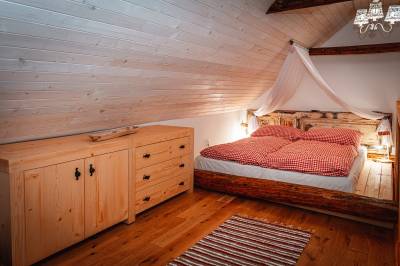 Spálňa s manželskou posteľou v apartmáne u Janika, Chalets Dedinky, Dedinky