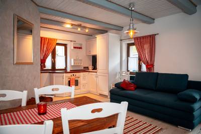 Obývačka s rozkladacím gaučom prepojená s plne vybavenou kuchyňou a jedálenským sedením, Chalets Dedinky, Dedinky