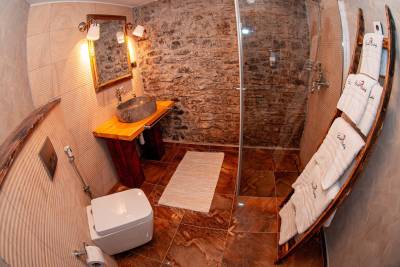 Kúpeľňa so sprchovacím kútom a toaletou, Chalets Dedinky, Dedinky