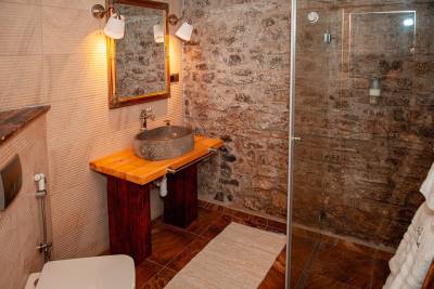 Kúpeľňa so sprchovacím kútom a toaletou, Chalets Dedinky, Dedinky
