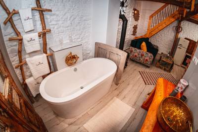 Kúpeľňa s vaňou v apartmáne u Janika, Chalets Dedinky, Dedinky