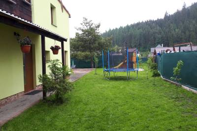 Upravená záhrada s trampolínou, Chata Daniela, Liptovská Osada