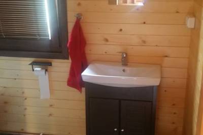 Kúpeľňa s toaletou a sprchovacím kútom, Chata Kolpachy pri štiavnickom jazere, Banský Studenec