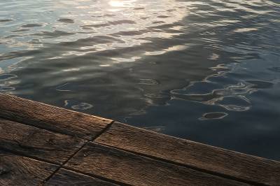 Drevené mólo a plytká voda aj pre najmenšie deti, Chata Kolpachy pri štiavnickom jazere, Banský Studenec