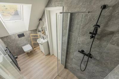 Kúpeľňa so sprchovacím kútom a toaletou, Chata Zdiarka 4M, Ždiar