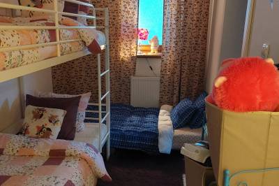 Detská izba s poschodovou posteľou, samostatným lôžkom a hračkami, Sweet Home, Topoľčianky