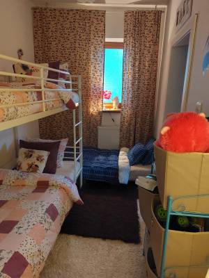 Detská izba s poschodovou posteľou, samostatným lôžkom a hračkami, Sweet Home, Topoľčianky