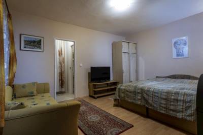 Spálňa s manželskou posteľou, rozkladacím gaučom a LCD TV, Chalupa Ferko, Liptovské Sliače
