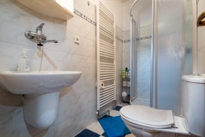 Kúpeľňa so sprchovacím kútom a toaletou, Chalupa Ferko, Liptovské Sliače