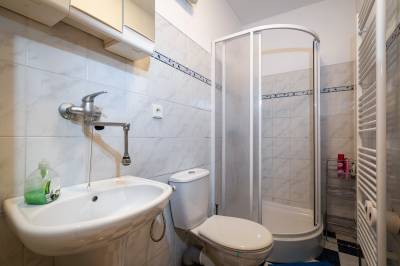 Kúpeľňa so sprchovacím kútom a toaletou, Chalupa Ferko, Liptovské Sliače