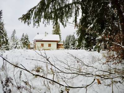 Exteriér ubytovania v obci Smižany v zime, Stag house – Jelení dom, Smižany