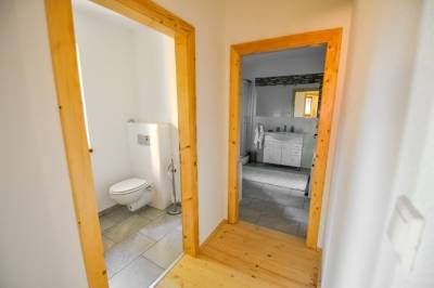 Samostatná toaleta a vstup do kúpeľne, Chata Paradise, Smižany