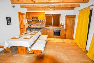 Plne vybavená kuchyňa s jedálenským sedením, Chata Paradise, Smižany