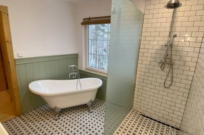 Kúpeľňa s vaňou a sprchovacím kútom, Chata Paradise, Smižany