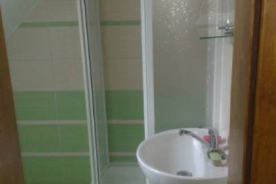 Kúpeľňa so sprchovacím kútom, Drevenica u Petra, Terchová