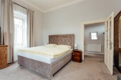 Dvojlôžková izba Deluxe s prístelkou - spálňa s manželskou posteľou, Botanický Dvor, Banská Štiavnica