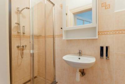 Izba Deluxe (2 dospelí + 1 dieťa) - kúpeľňa so sprchovacím kútom, Botanický Dvor, Banská Štiavnica