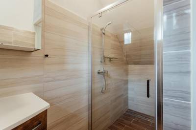Apartmán - kúpeľňa so sprchovacím kútom, Botanický Dvor, Banská Štiavnica