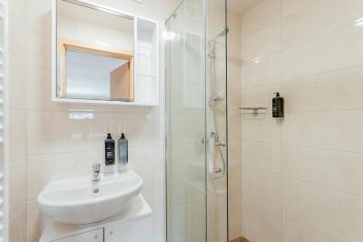 Apartmán s 2 spálňami - kúpeľňa so sprchovacím kútom, Botanický Dvor, Banská Štiavnica