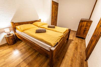 Chata sektor B - spálňa s manželskou posteľou, Chalupa Katka, Dolný Kubín