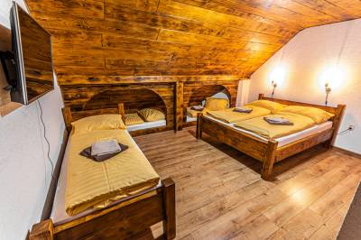 Chata sektor B - spálňa s manželskou posteľou a samostatnými lôžkami, Chalupa Katka, Dolný Kubín