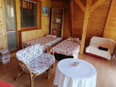 Spálňa so samostatnými posteľami a prístelkou, Chata pri Vinianskom jazere, Vinné