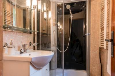 Kúpeľňa so sprchovacím kútom, Chata pri Vinianskom jazere, Vinné