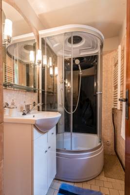 Kúpeľňa so sprchovacím kútom, Chata pri Vinianskom jazere, Vinné