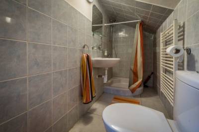 Kúpeľňa so sprchovacím kútom a toaletou, Chata pri Vinianskom jazere, Vinné