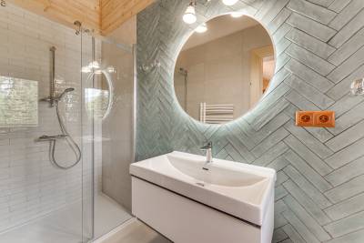 Kúpeľňa so sprchovacím kútom, Chalet Bella, Pribylina
