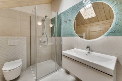 Kúpeľňa so sprchovacím kútom a toaletou, Chalet Bella, Pribylina