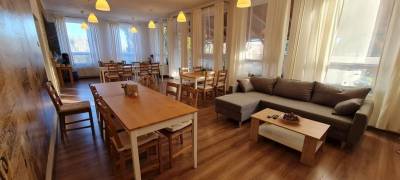 Spoločenská miestnosť s jedálenským sedením a gaučom, Villa Paradajs pri Richňavských jazerách, Štiavnické Bane